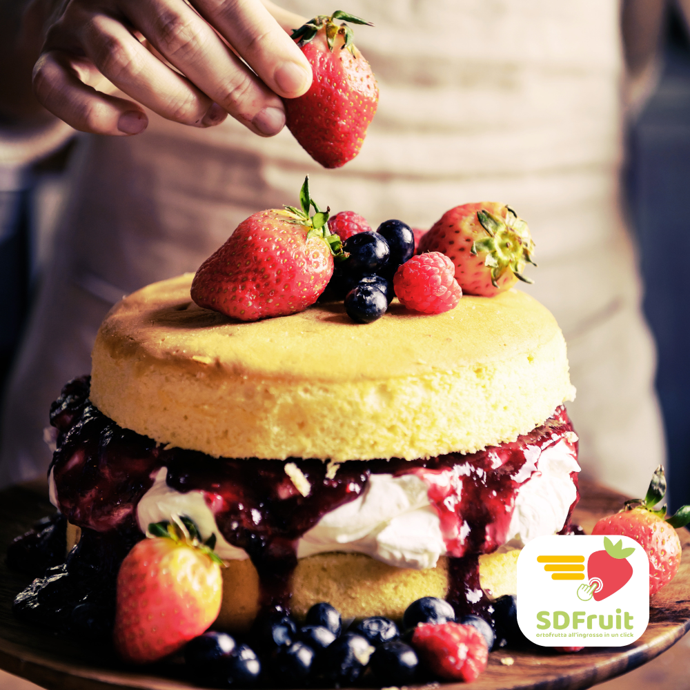 Decorazione torta con frutti di bosco freschi per ristorazione